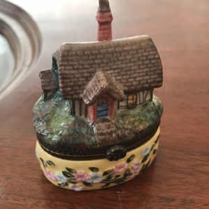 Chandler’s cottage keepsake porcelain box. Antique